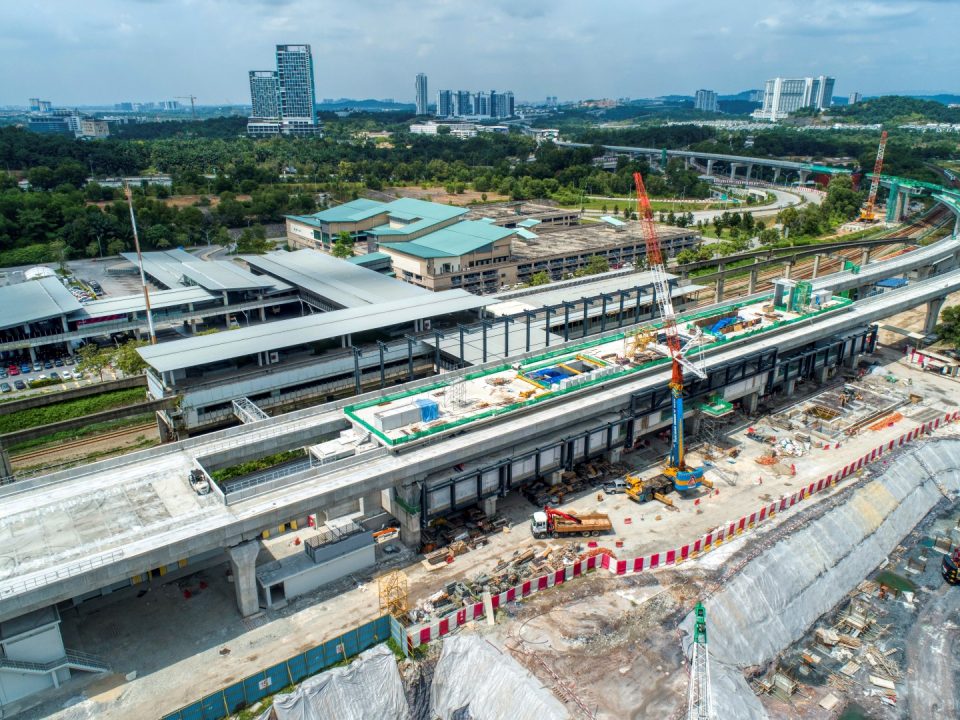Pandangan udara tapak Stesen MRT Putrajaya Sentral menunjukkan pembinaan struktur besi sedang dijalankan.