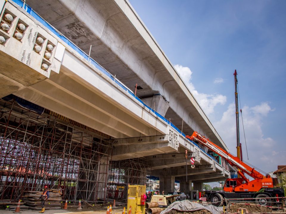 Kerja-kerja seni bina sedang dijalankan di aras ruang legar Stesen MRT Serdang Jaya.