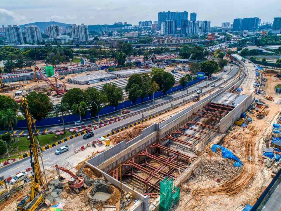 Pandangan udara tapak Portal Selatan menunjukkan kerja-kerja pengukuhan gali dan timbus dan kerja-kerja struktur sedang dijalankan.