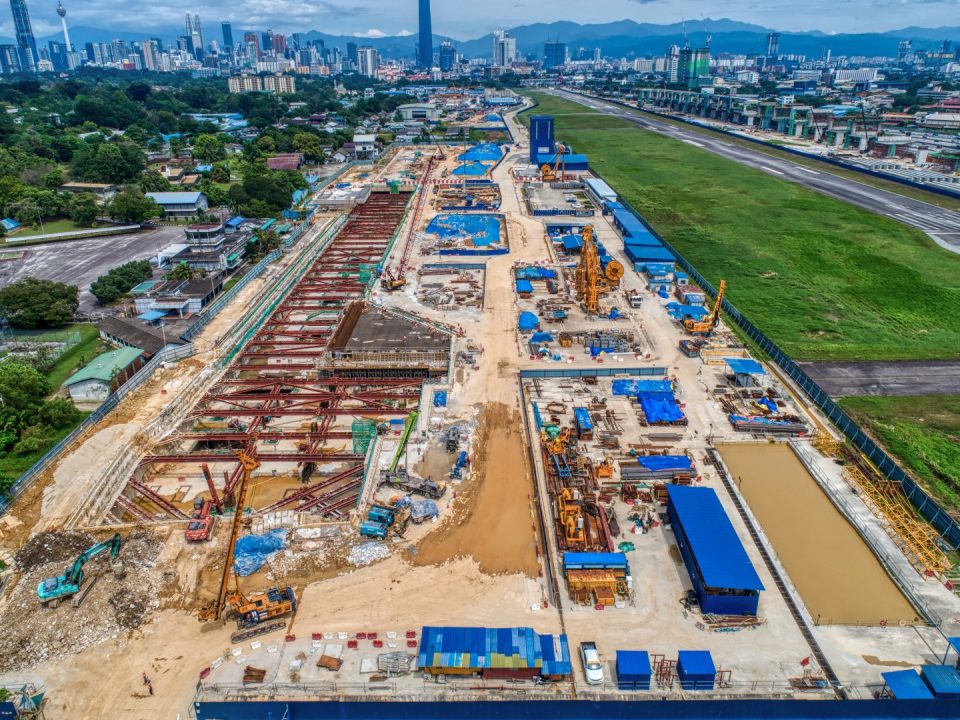 Pandangan udara kekotak stesen di tapak Stesen MRT Bandar Malaysia Selatan.
