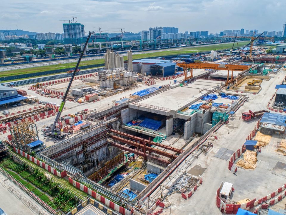 Pandangan udara pembinaan dinding bawah platform dan papak platform sedang dijalankan di Stesen MRT Bandar Malaysia Utara.