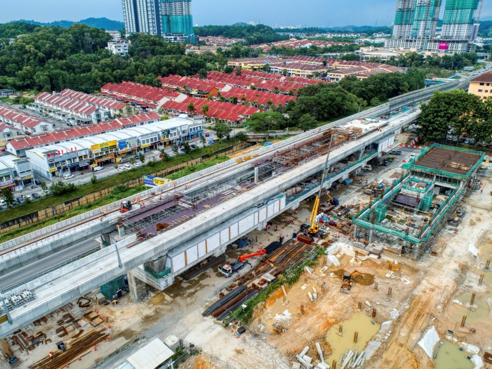 Pandangan udara Stesen MRT Taman Equine menunjukkan kerja-kerja stesen dan kerja-kerja blok seni bina untuk kerja-kerja bilik sistem sedang dijalankan.