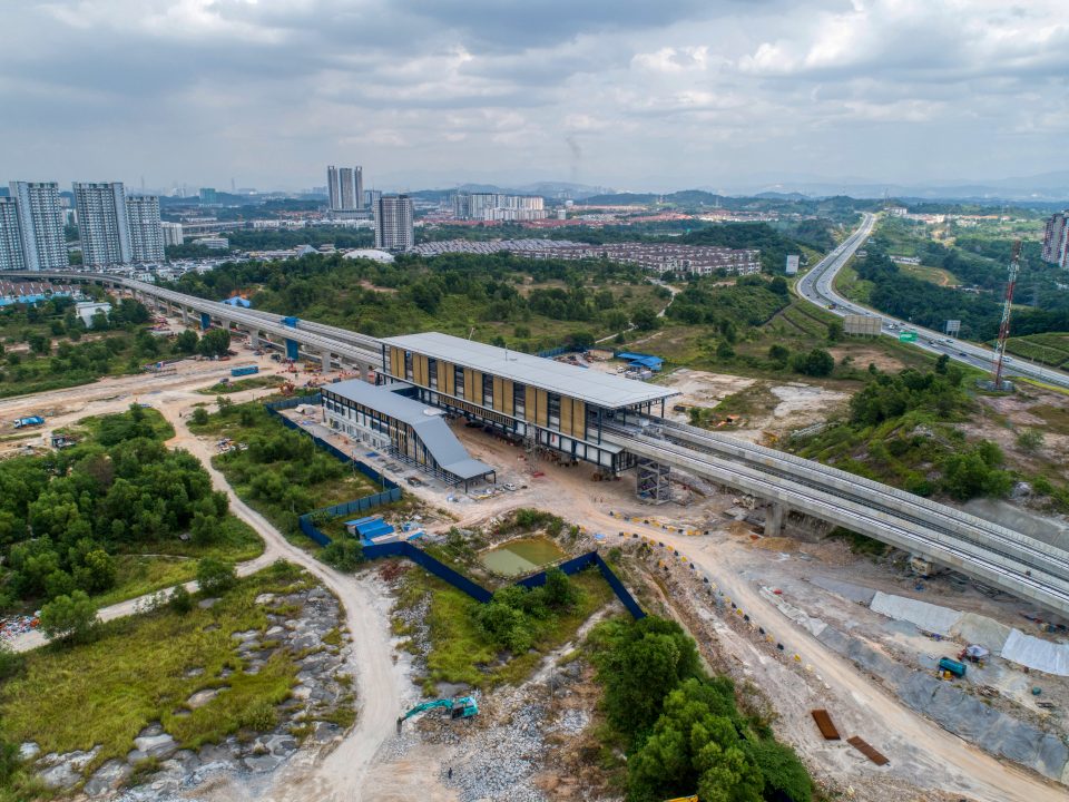 Pandangan udara Stesen MRT 16 Sierra menunjukkan fakad luaran kekotak stesen dan pemasangan jejaring sedang dijalankan.