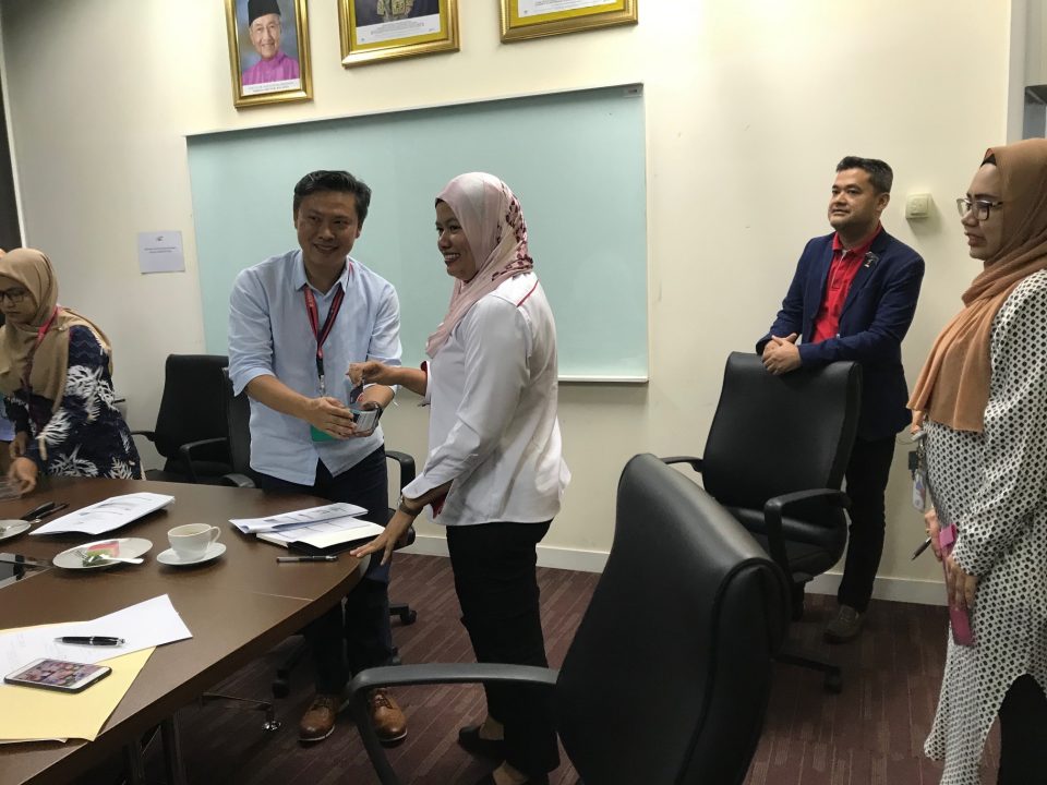 PROSES PEMILIHAN: Puan Maslyna Ramly dari Bahagian Pembangunan Kontraktor dan Usahawan (BPKU) Kementerian Kerja Raya memilih kontraktor sambil dibantu oleh Penolong Pengurus Besar Pemerolehan Malaysia Rapid Transit Corporation Sdn Bhd, Encik Hasnul Alfian semasa sesi cabutan undi Bumiputera yang ke 26 untuk MRT Laluan Sungai Buloh-Serdang-Putrajaya.