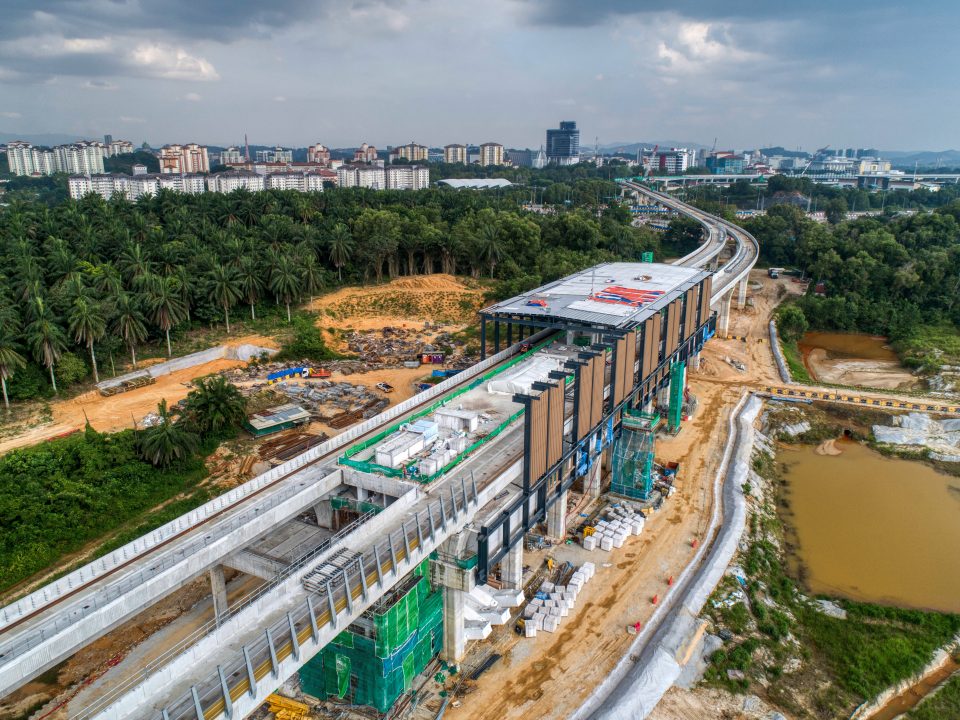 Pandangan udara pemasangan struktur besi untuk fakad sedang dijalankan di tapak Stesen MRT Cyberjaya City Centre.