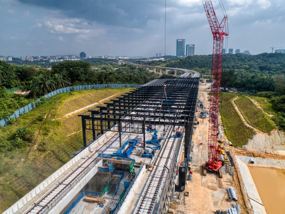 Pandangan udara pemasangan kekuda bumbung struktur besi kekotak stesen sedang dijalankan di tapak Stesen MRT Cyberjaya Utara.