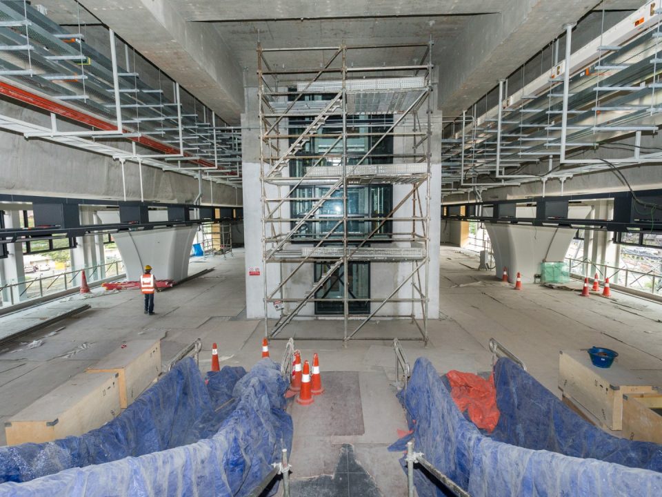 Pandangan pemasangan panel kaca untuk lif sedang dijalankan di tapak Stesen MRT Kampung Batu.