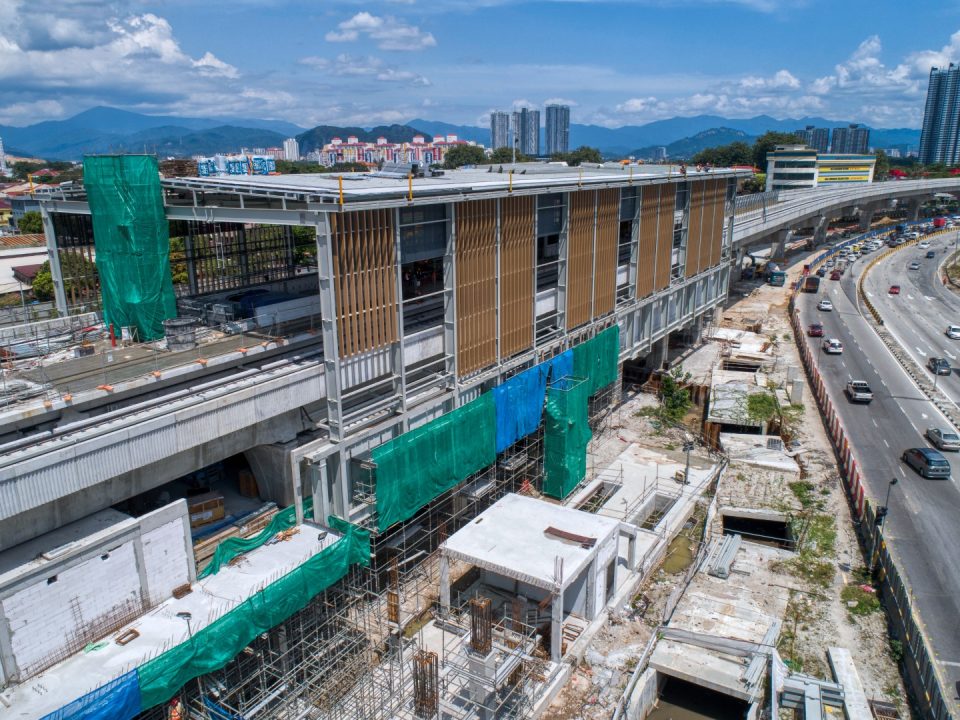 Pandangan udara papak ruang legar Pintu Masuk A sedang dijalankan di tapak Stesen MRT Jinjang.