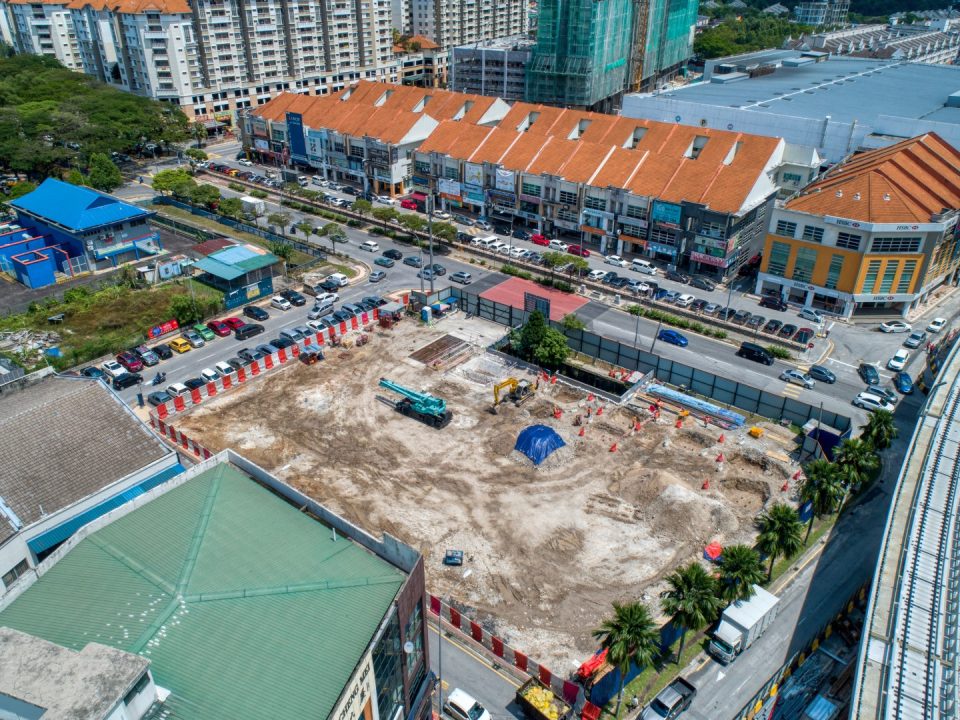 Pandangan udara kerja-kerja cerucuk mikro siap dan tukup cerucuk untuk tempat letak kereta bertingkat sedang dijalankan di tapak Stesen MRT Metro Prima.