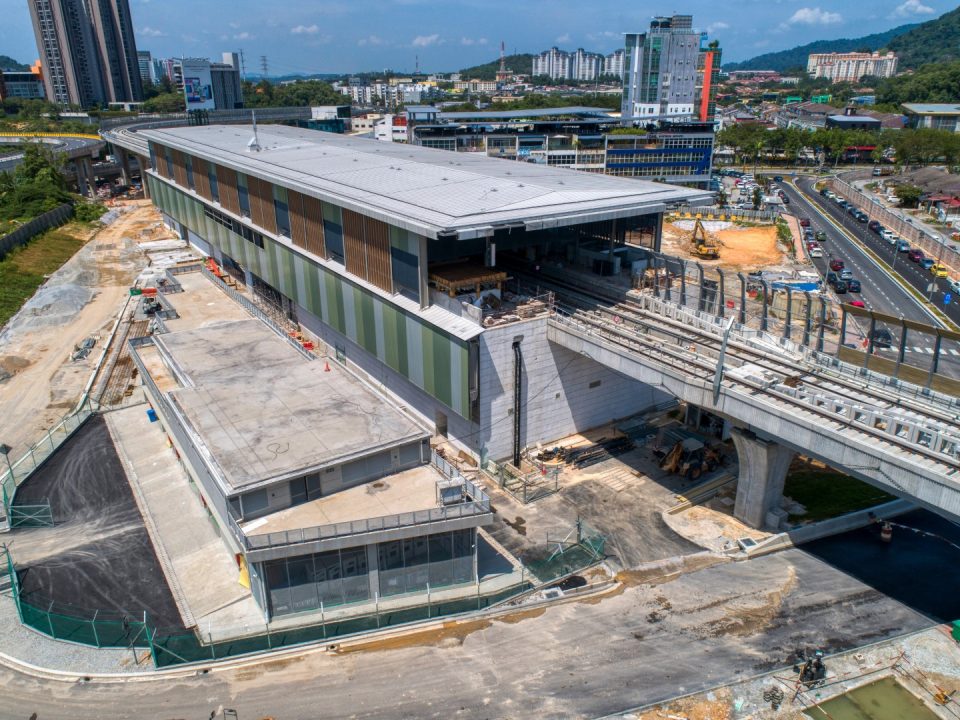 Pandangan udara kerja-kerja jalan sedang dijalankan di tapak Stesen MRT Sri Damansara Sentral.