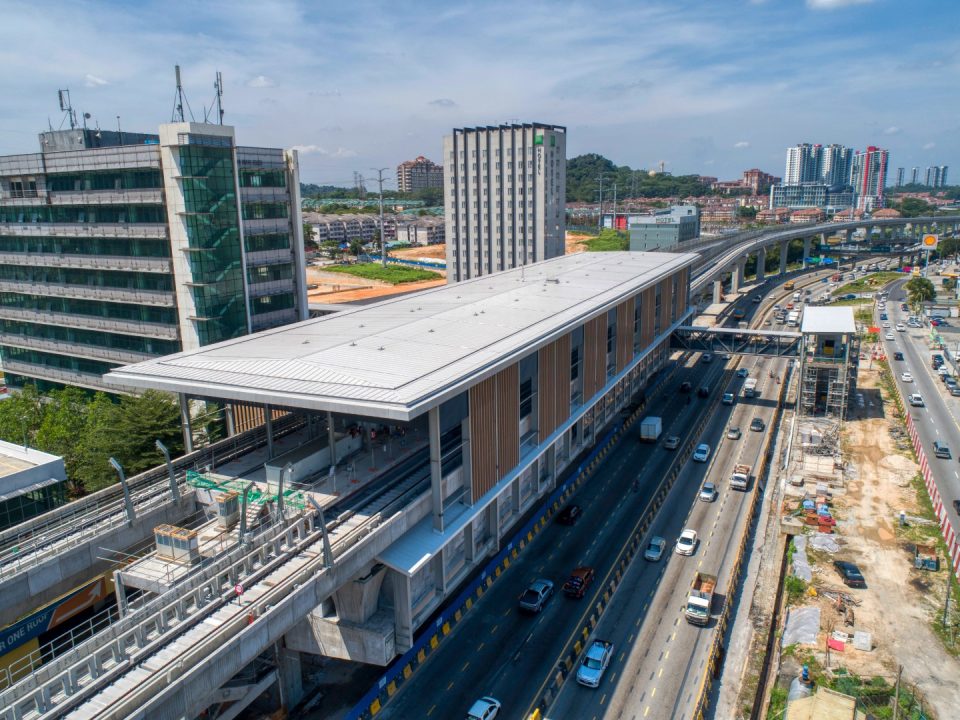 Pandangan udara kerja-kerja penjubinan sedang dijalankan untuk bilik-bilik aras platform Stesen MRT Sri Damansara Barat.