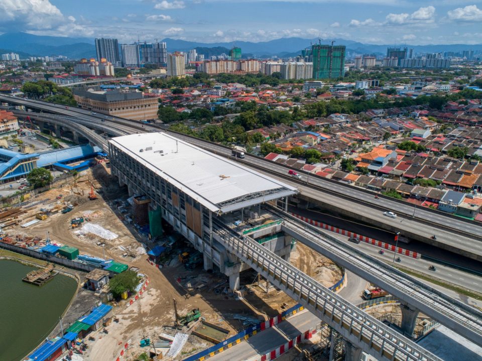 Pandangan udara kerja-kerja luaran di luar Stesen MRT Sri Damansara Timur seperti dinding penahan dan kerja-kerja saliran sedang dijalankan.