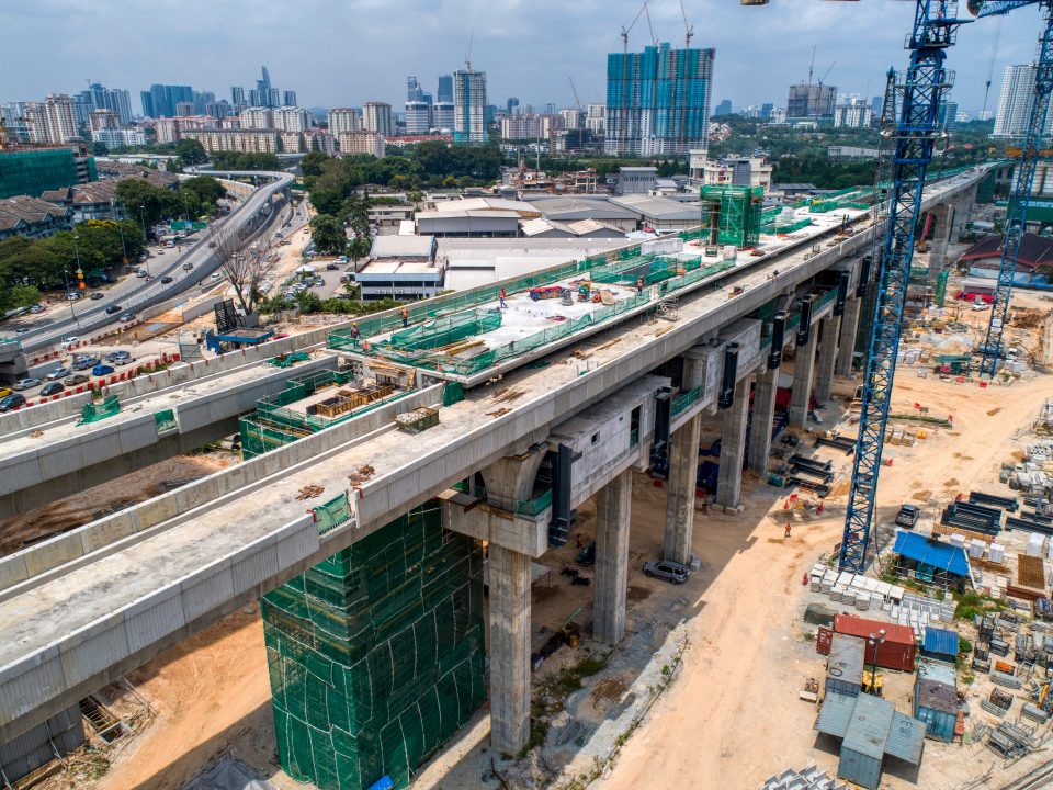 Pandangan udara tapak Stesen MRT Kuchai menunjukkan aras ruang legar, tengah, platform stesen dan pemasangan struktur besi sedang dijalankan.