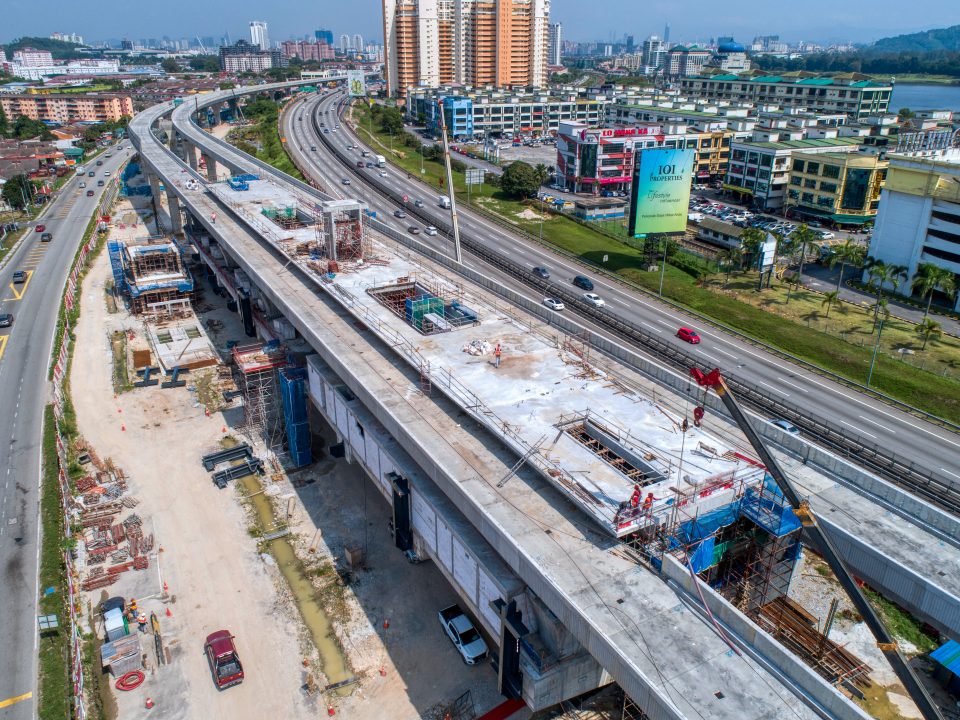 Pandangan udara kerja-kerja pasca penegasan di platform sedang dijalankan di tapak Stesen MRT Serdang Raya Selatan