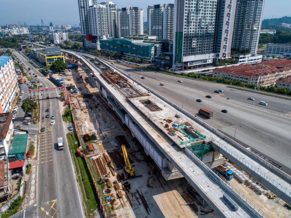 Pandangan udara kerja-kerja rasuk tanah dan tiang sedang dijalankan di Stesen MRT Serdang Raya Utara.