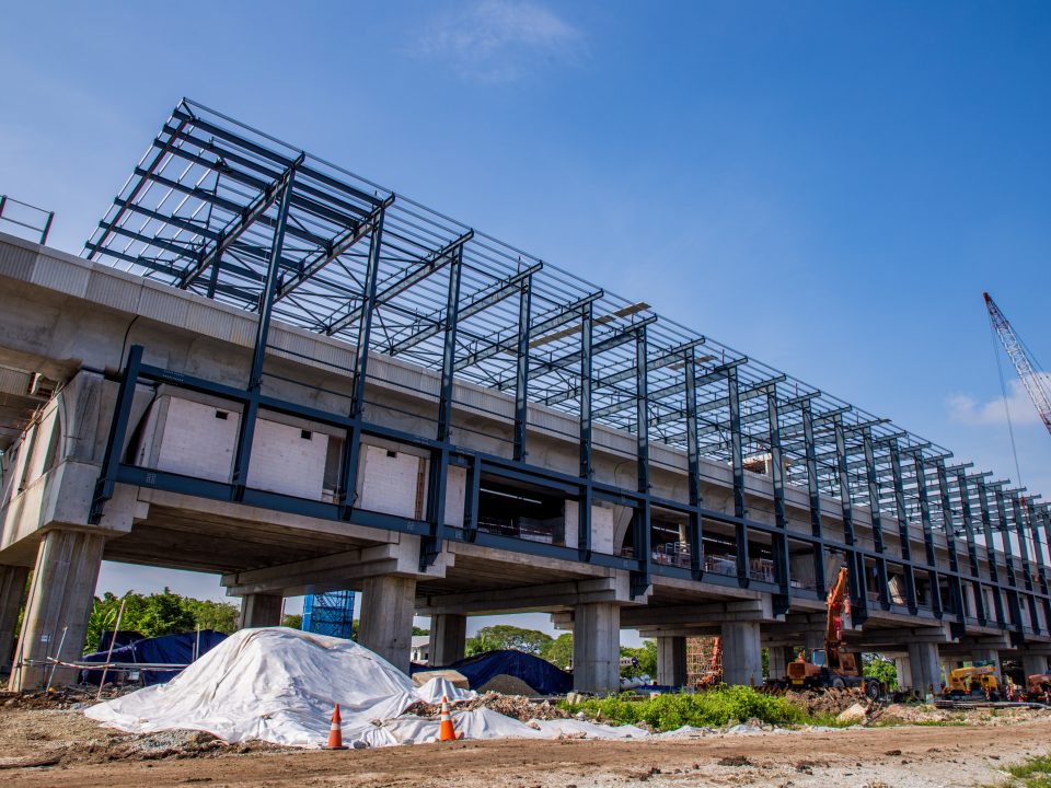 Pemasangan kasau lintang dan lapik bumbung di Stesen MRT UPM.