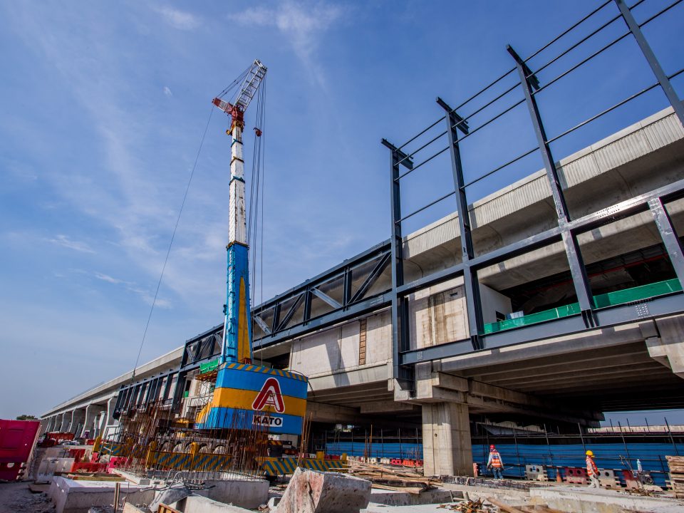 Pandangan tanah tapak Stesen MRT Putrajaya Sentral menunjukkan pemasangan kekuda bumbung sedang dijalankan.
