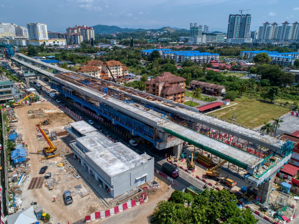 Pandangan udara kerja-kerja kemasan bangunan utiliti dan pembinaan platform stesen di tapak Stesen MRT Serdang Jaya.