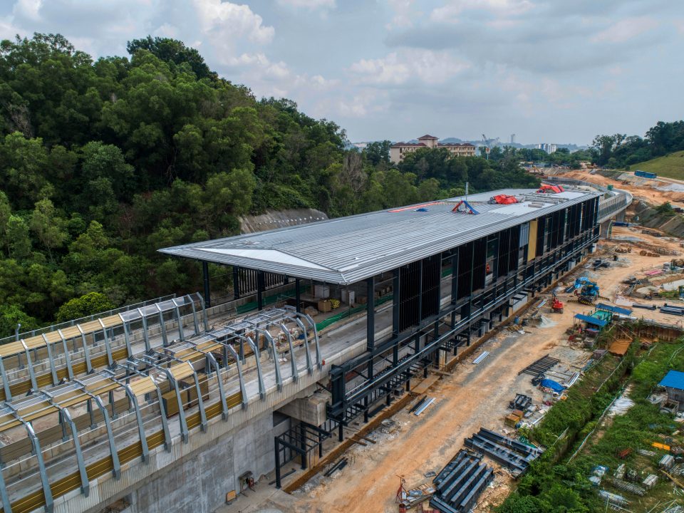 Pandangan udara pemasangan fakad dan kepingan bumbung di tapak Stesen MRT Taman Naga Emas
