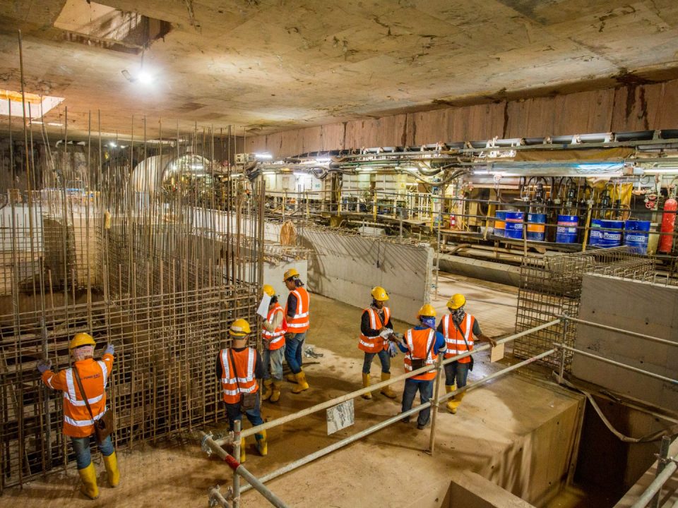 Pemasangan rebar dinding dalaman konkrit tetulang di aras atas platform Stesen MRT Persiaran KLCC