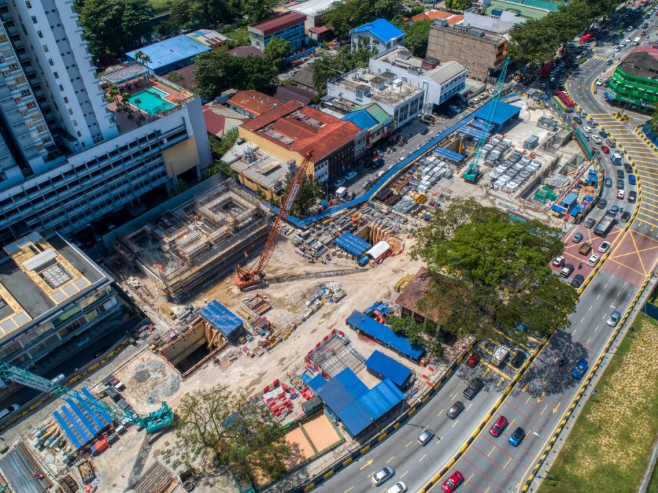 Pandangan keseluruhan tapak Stesen MRT Sentul Barat dengan kerja-kerja bangunan Pintu Masuk B sedang dijalankan.