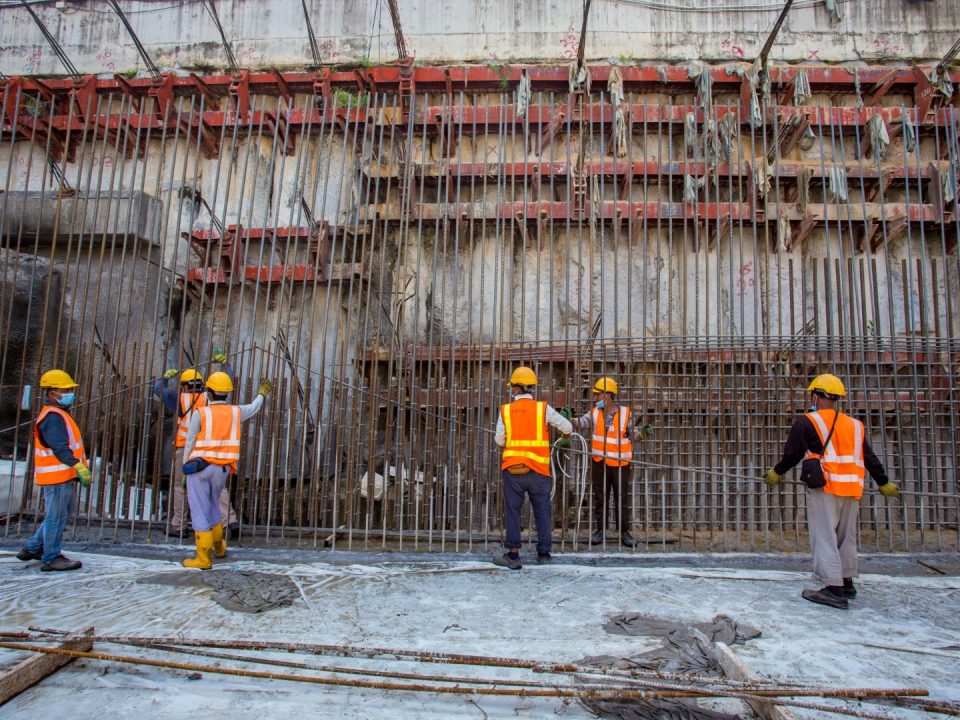 Pandangan tapak Stesen MRT Bandar Malaysia Utara menunjukkan pembinaan dinding konkrit tetulang, dinding platform bawah dan tiang sedang dijalankan. Turut dilihat adalah penyingkiran jangkar tanah dan Sengkang yang sedang berjalan.