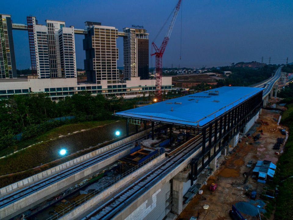 Pandangan udara pemasangan lapisan pertama lapik bumbung Stesen MRT Cyberjaya Utara sedang dijalankan.