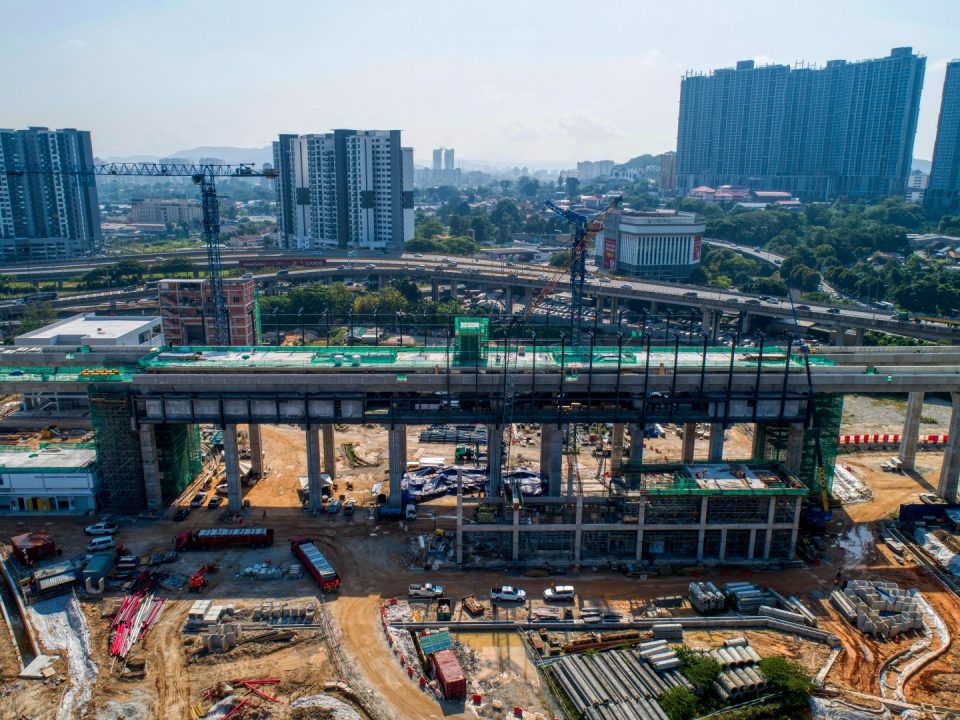 Pandangan udara tapak Stesen MRT Kuchai menunjukkan kerja-kerja pembinaan yang sedang dijalankan.