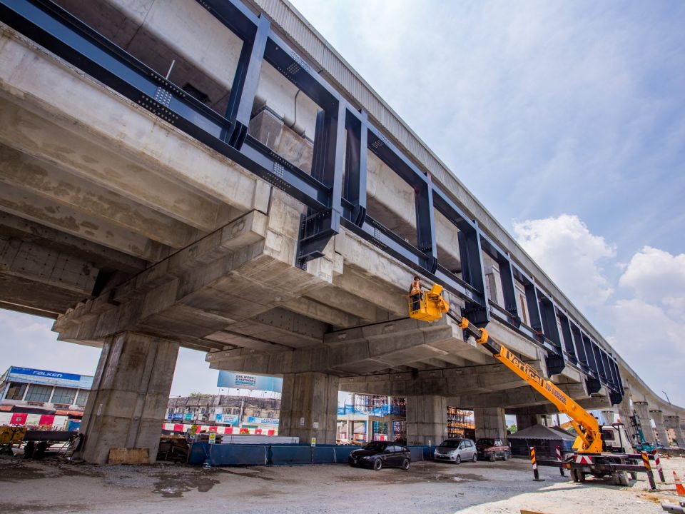 Kerja-kerja struktur besi sedang berjalan di Stesen MRT Serdang Raya Selatan.