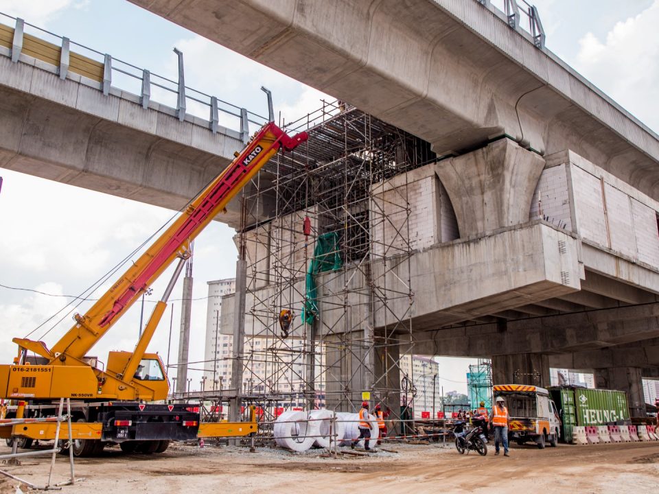 Kerja-kerja konkrit dinding lif sedang dijalankan di aras platform Stesen MRT Serdang Raya Utara.