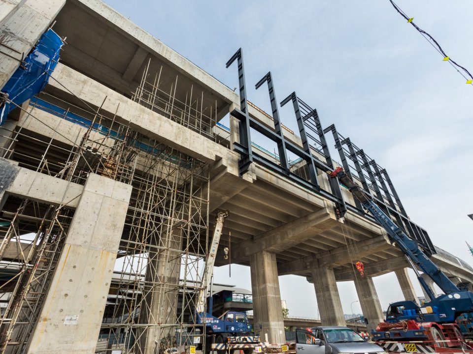 Pemasangan struktur besi untuk kerangka portal di kekotak stesen Stesen MRT Sungai Besi.