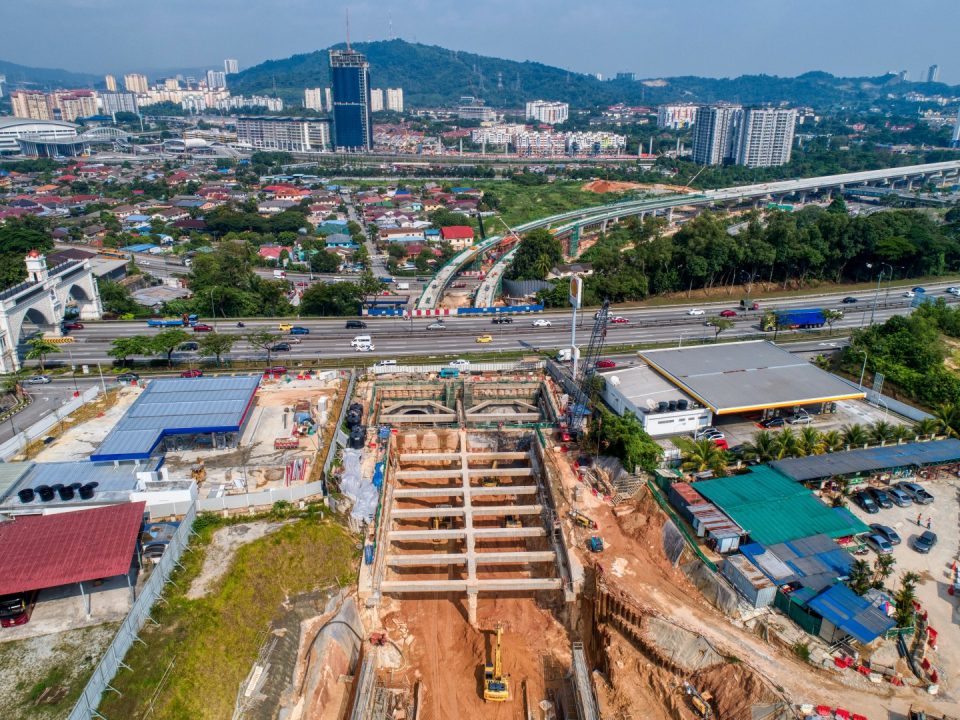 Pandangan udara laluan bawah berhampiran Lebuhraya KL-Seremban menunjukkan kerja-kerja persediaan untuk lapisan kekal sedang dijalankan di bahagian selatan sementara penggalian dan pembinaan sengkang sedang dijalankan