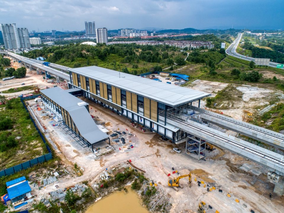 Pandangan udara Stesen MRT 16 Sierra menunjukkan pemasangan kekisi luaran sedang dijalankan.
