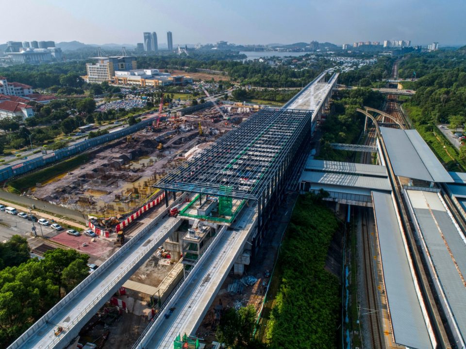 Pandangan udara tapak Stesen MRT Putrajaya Sentral menunjukkan pemasangan besi kekuda bumbung sedang dijalankan.