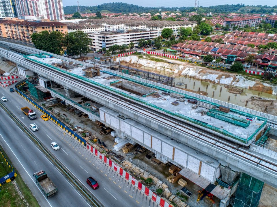 Kerja-kerja platform Stesen MRT Taman Equine telah disiapkan.
