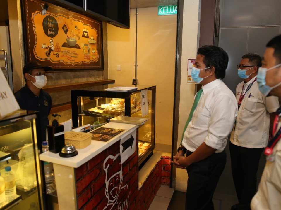 LAWATAN RUNCIT: Timbalan Menteri Kewangan II, YB Tuan Mohd Shahar Abdullah (ketiga dari kanan) melawat salah satu peruncit di Stesen MRT Semantan
