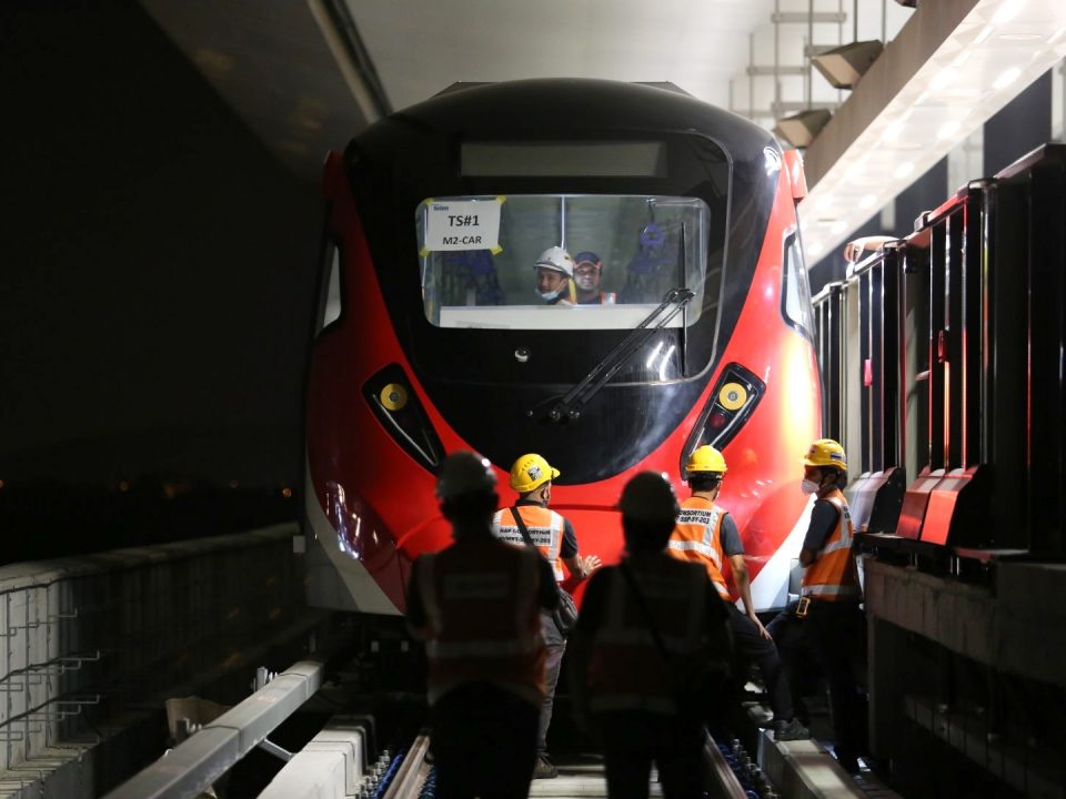 SELESAI: Pasukan tersebut memasang kembali kepala pengganding tren MRT Laluan Putrajaya setelah selesai Ujian Tolok Selubung Kinematic pada malam pertama, di Stesen MRT Kwasa Damansara.