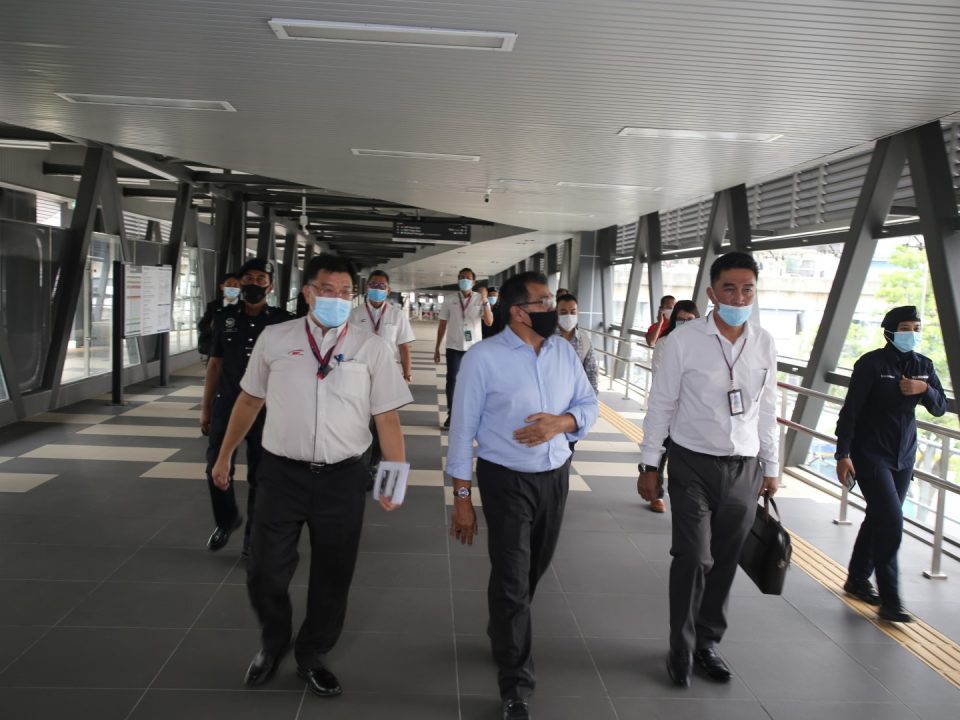 TINJAUAN STESEN: Timbalan Menteri Pengangkutan, YB Tuan Hasbi Habibollah (tengah) sedang diberi tinjauan ke Stesen MRT Pasar Seni termasuk ke jejantas pejalan kaki yang menghubungkan stesen ini dengan Stesen KTM Kuala Lumpur. Mengiringi beliau adalah Ketua Komunikasi Strategik dan Perhubungan Pihak Berkepentingan Malaysia Rapid Transit Corporation Sdn Bhd, Encik Leong Shen-Li (kiri) dan Ketua Pegawai Operasi Rapid Rail Sdn Bhd MRT Laluan Kajang (dahulunya dikenali sebagai MRT Laluan Sungai Buloh-Kajang), Tuan Haji Azmi Mohd Zain (kanan).
