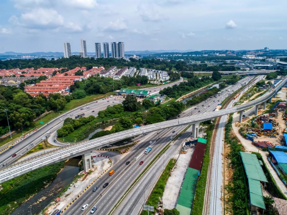 Pandangan kerja-kerja landasan sedang dijalankan di jajaran berhampiran tanjakan ke Tol Sungai Buloh.