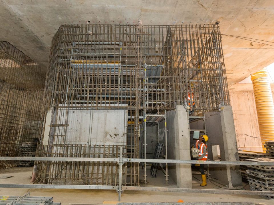 Pemasangan rebar dan pemasangan kerja acuan dinding dalaman konkrit tetulang di aras ruang legar Stesen MRT Persiaran KLCC