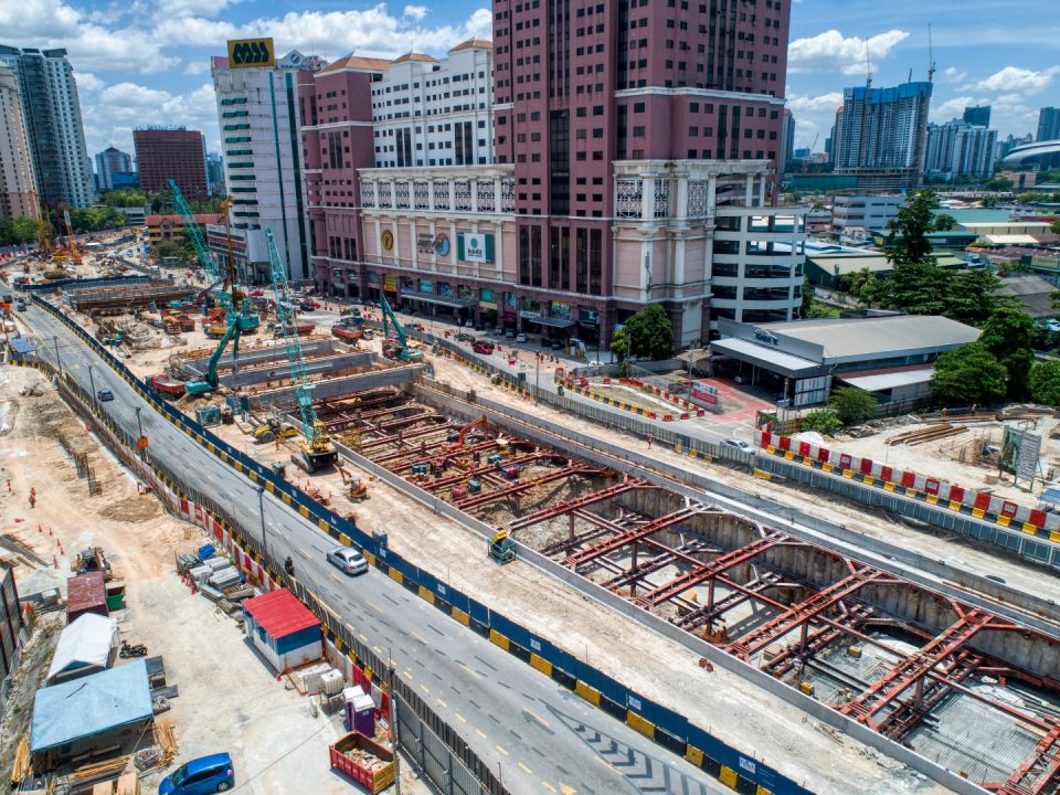 Pandangan udara tapak Stesen MRT Jalan Ipoh menunjukkan kerja-kerja penggalian dan pemasangan sengkang sedang dijalankan.