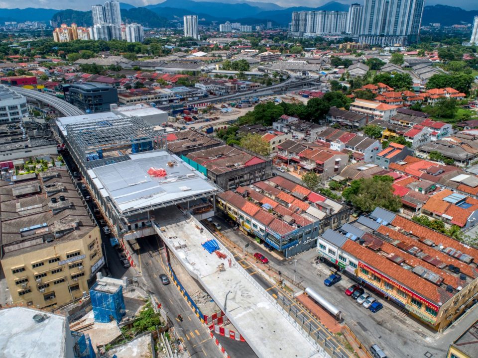 Pandangan udara tapak Stesen MRT Kentonmen menunjukkan kerja-kerja bumbung sedang dijalankan.