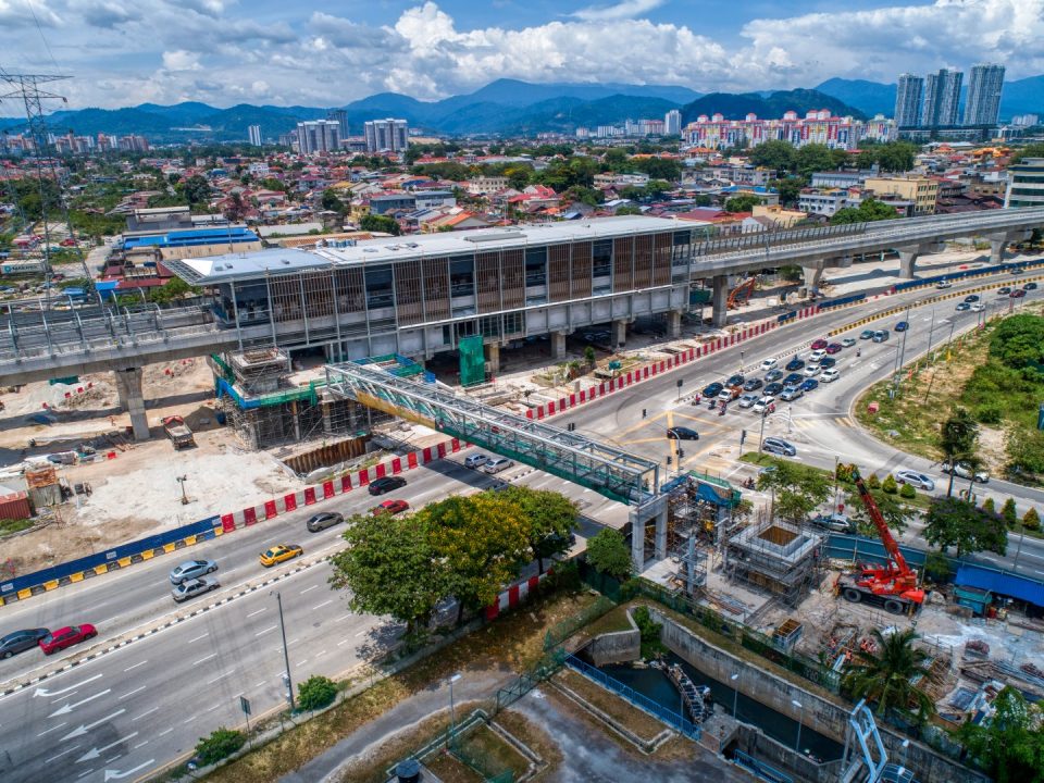 Pandangan udara tapak Stesen MRT Jinjang menunjukkan pemasangan Jejantas Pejalan Kaki telah siap.