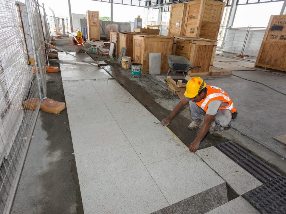Kerja-kerja penjubinan sedang dijalankan di Stesen MRT Sri Delima.