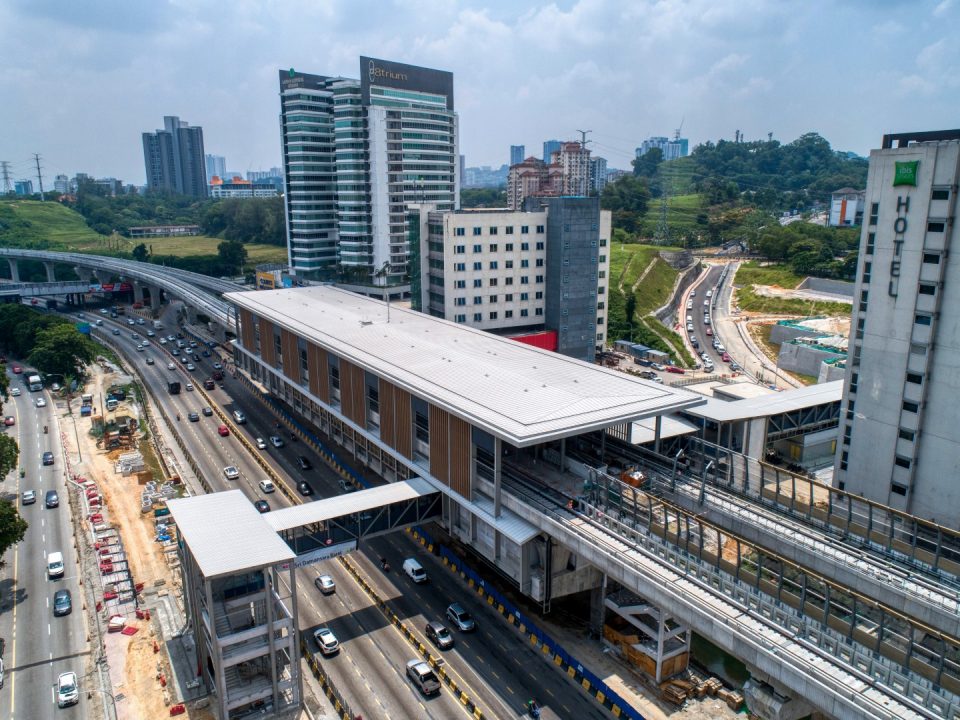 Pandangan udara tapak Stesen MRT Sri Damansara Barat menunjukkan kerja-kerja selusur dan pelepar sedang dijalankan di pintu masuk dan jejantas.