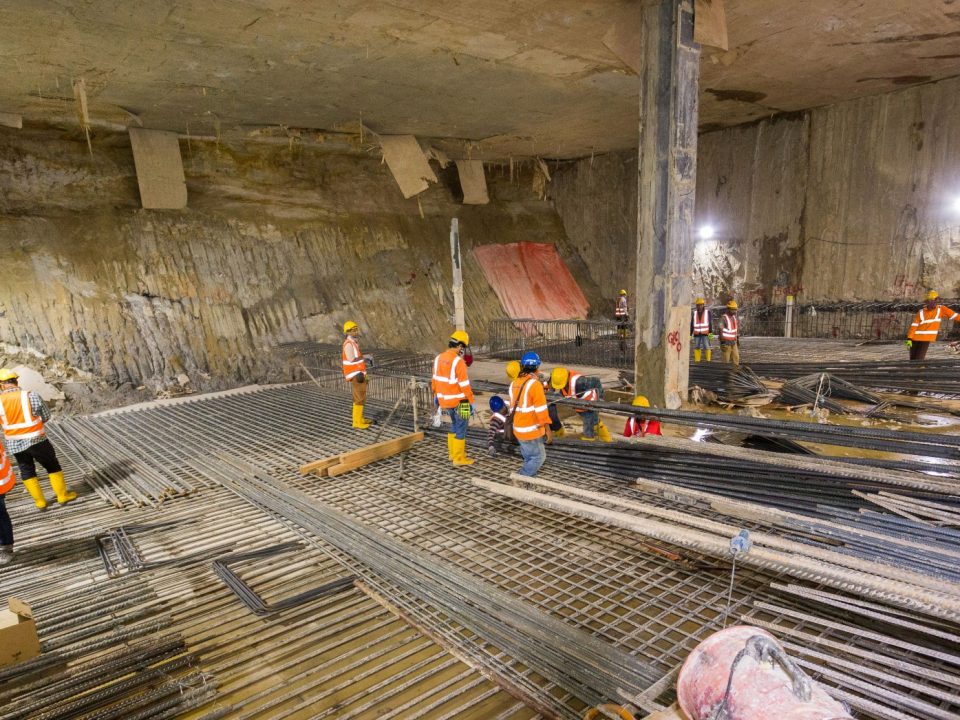 Pemasangan bar pengukuhan untuk pembinaan bawah tanah dan pengukuhan papak konkrit di aras ruang legar Stesen MRT Raja Uda
