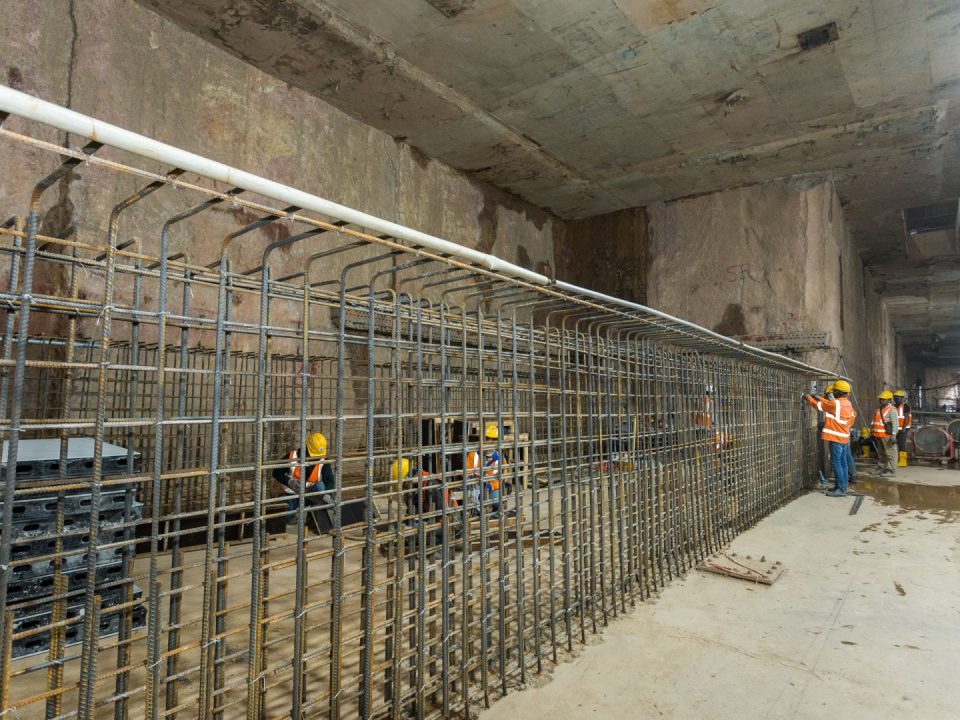 Pembinaan pengukuhan dinding konkrit di aras platform atas Stesen MRT Ampang Park.