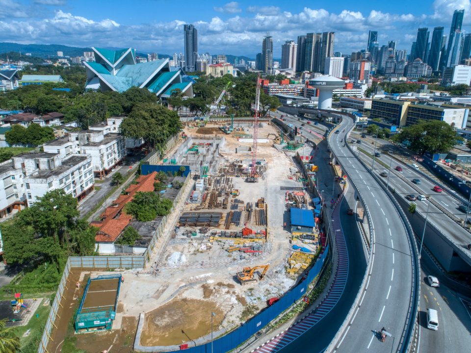 Pandangan udara tapak Stesen MRT Hospital Kuala Lumpur menunjukkan kerja-kerja memasang siap di lengkungan bar untuk kerja-kerja pengukuhan konkrit stesen di papak bilik loji dan papak asas.
