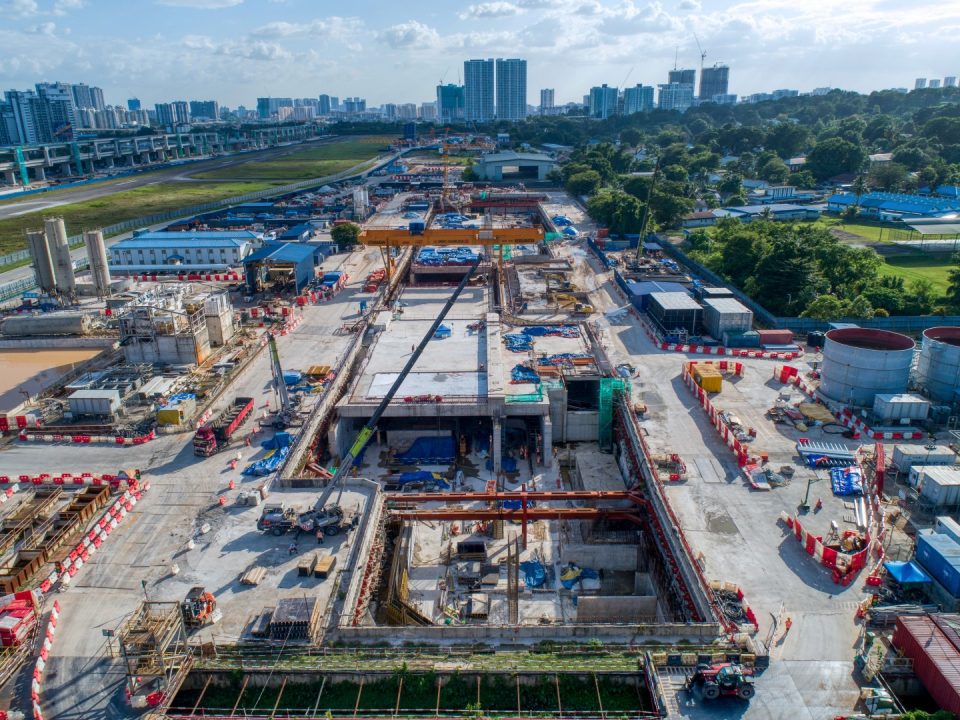 Pandangan udara Stesen MRT Bandar Malaysia Utara menunjukkan pembinaan dinding konkrit tetulang, tiang dan papak platform.