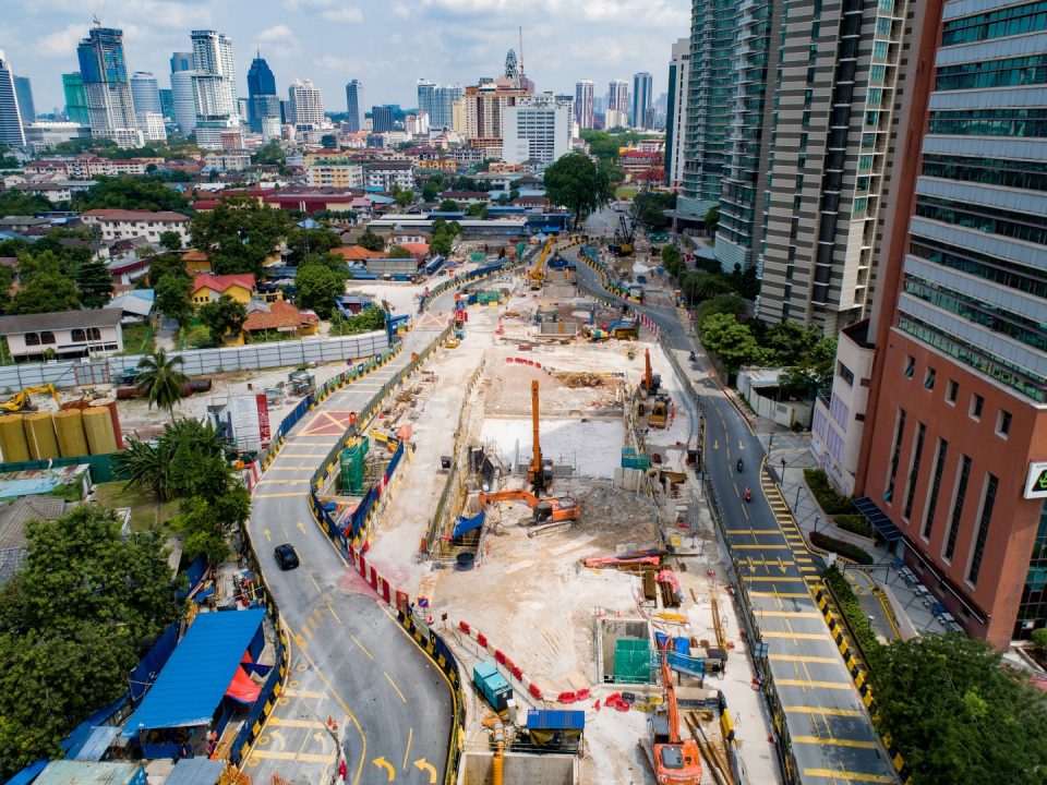 Pandangan udara Stesen MRT Raja Uda menunjukkan lencongan jalan yang terkini dan kerja-kerja penggalian sedang dijalankan.